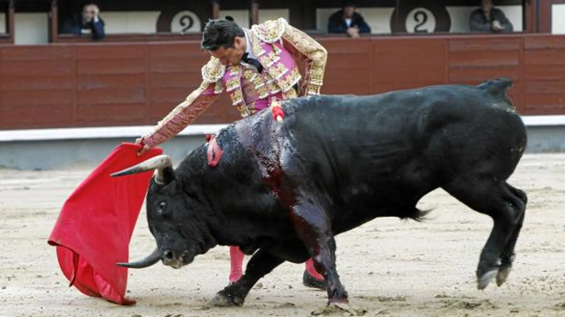 Diego Urdiales torea con la diestra al segundo toro de la tarde, ayer en la Monumental de Las Ventas