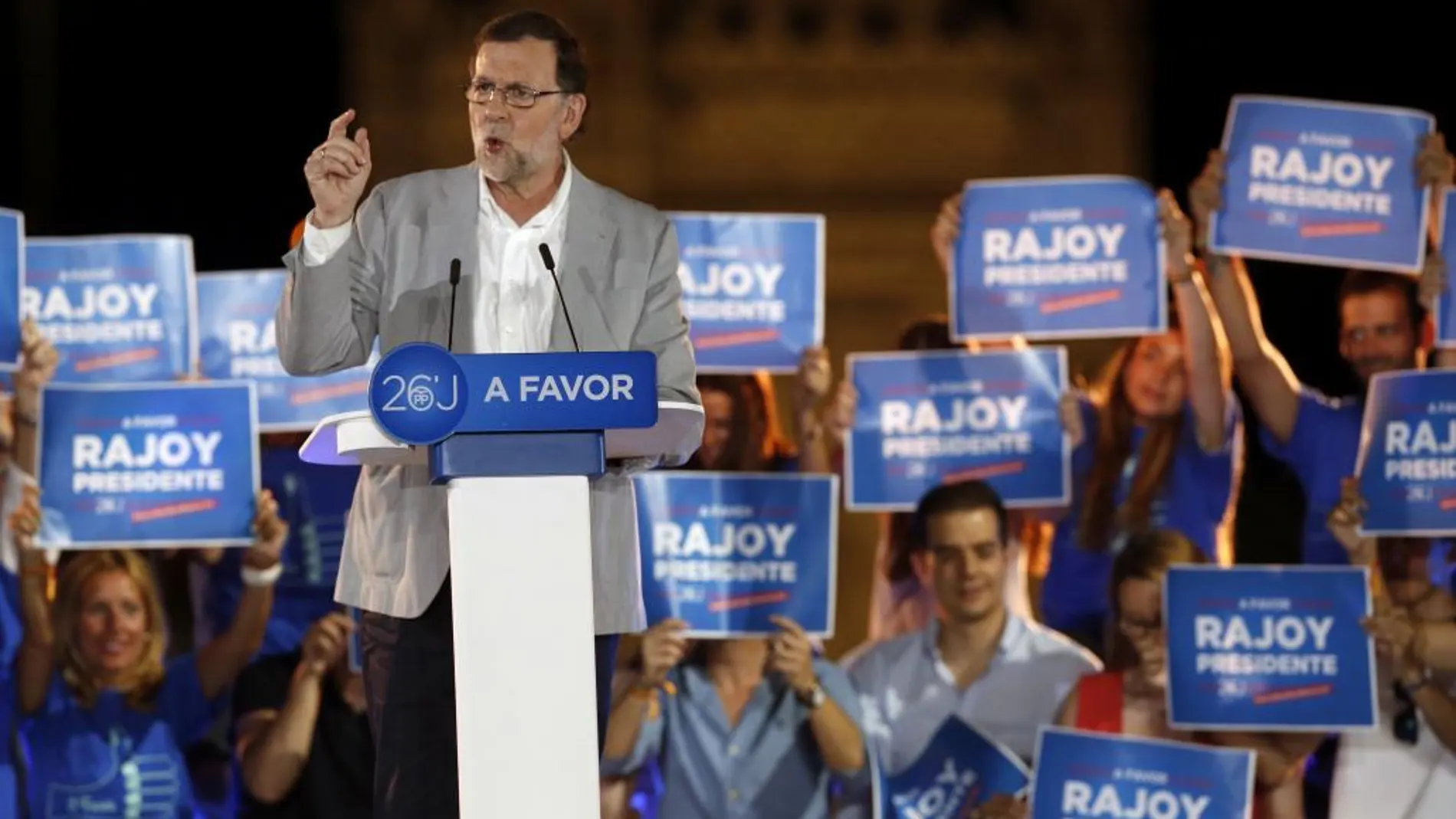 El candidato a la presidencia del Gobierno por el PP, Mariano Rajoy, durante el acto electoral de fin de campaña en la madrileña plaza de Colón.