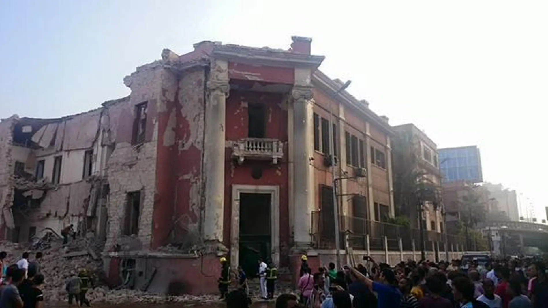 La fachada ha quedado parcialmente destruida.