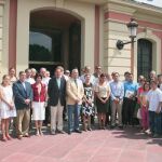 Valcárcel junto a Cámara, consejeros y concejales del Ayuntamiento, en la concentración silenciosa en La Glorieta