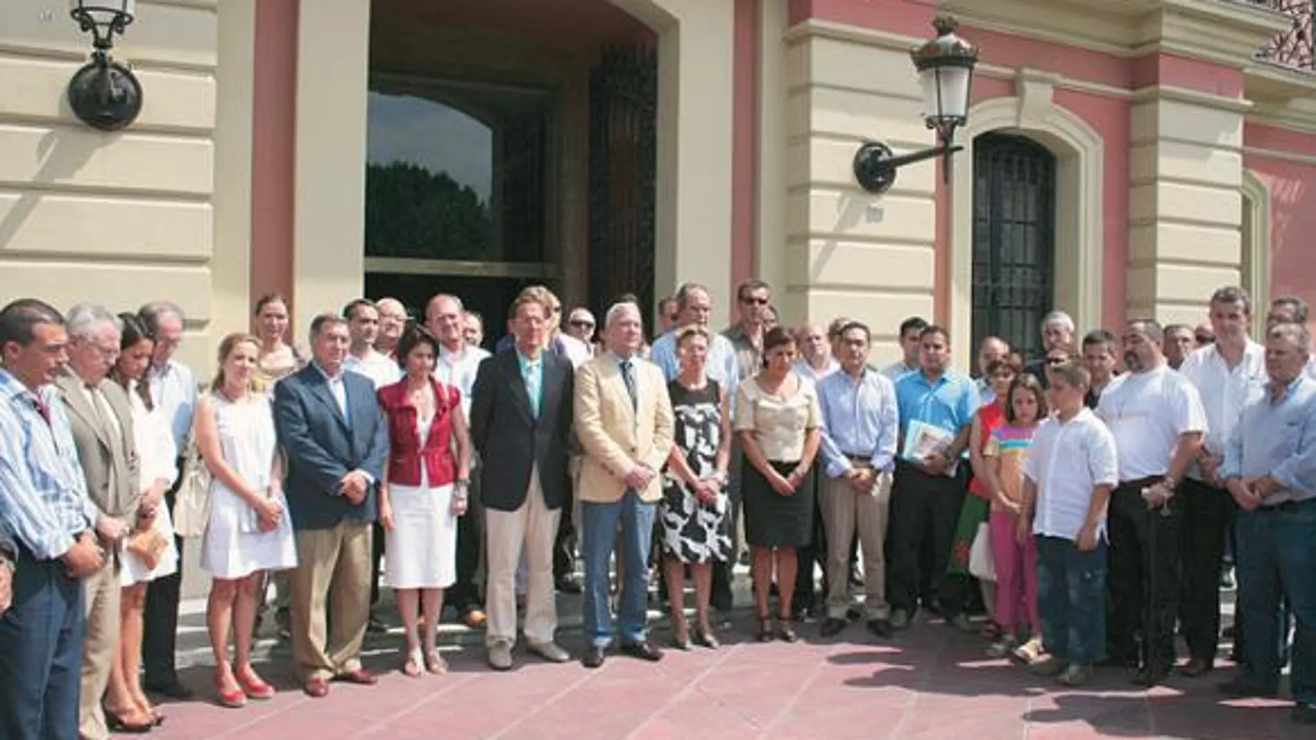 Valcárcel junto a Cámara, consejeros y concejales del Ayuntamiento, en la concentración silenciosa en La Glorieta