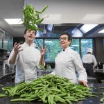 Los cocineros ofrecen tanto en el Sant Pau (San Pol de Mar) como en Moments (Barcelona) menús con título y guión