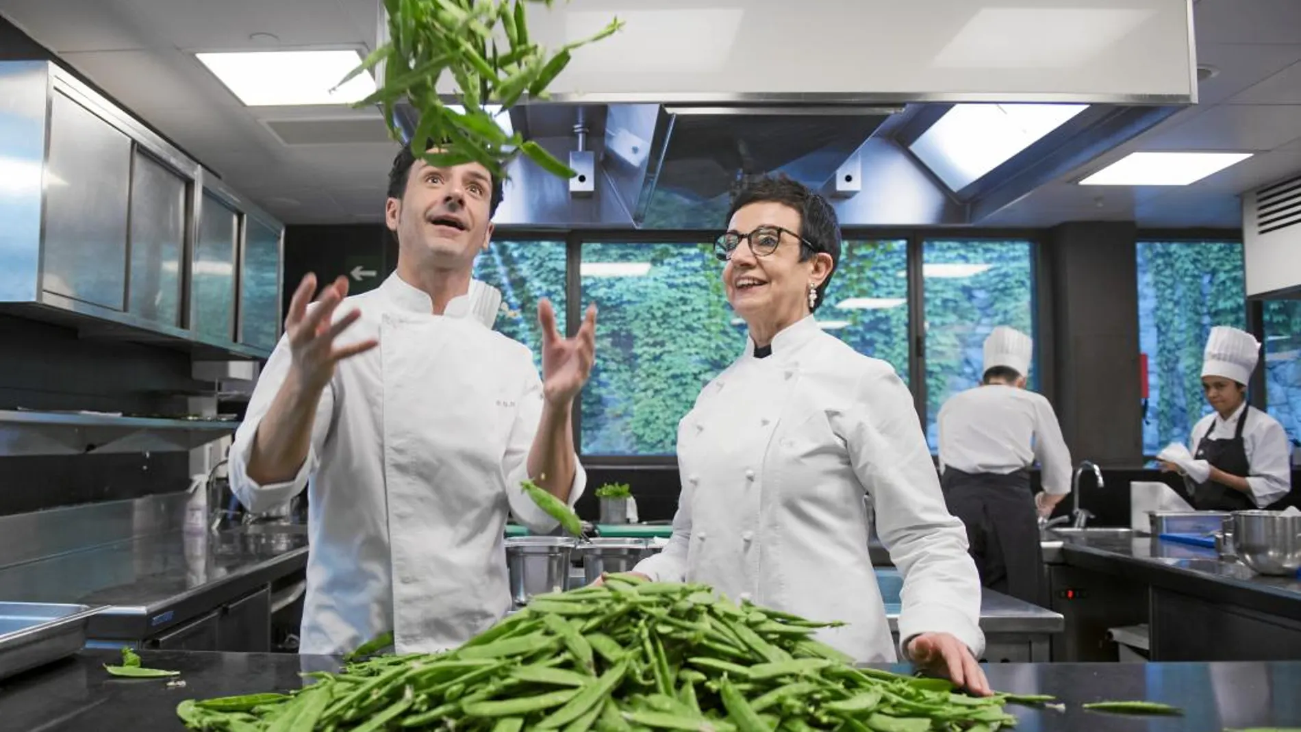 Los cocineros ofrecen tanto en el Sant Pau (San Pol de Mar) como en Moments (Barcelona) menús con título y guión