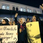 Varias mujeres manifiestan con pancartas en las que se puede leer 'AKP (el partido gobernante), quédate lejos de las niñas' en Estambul