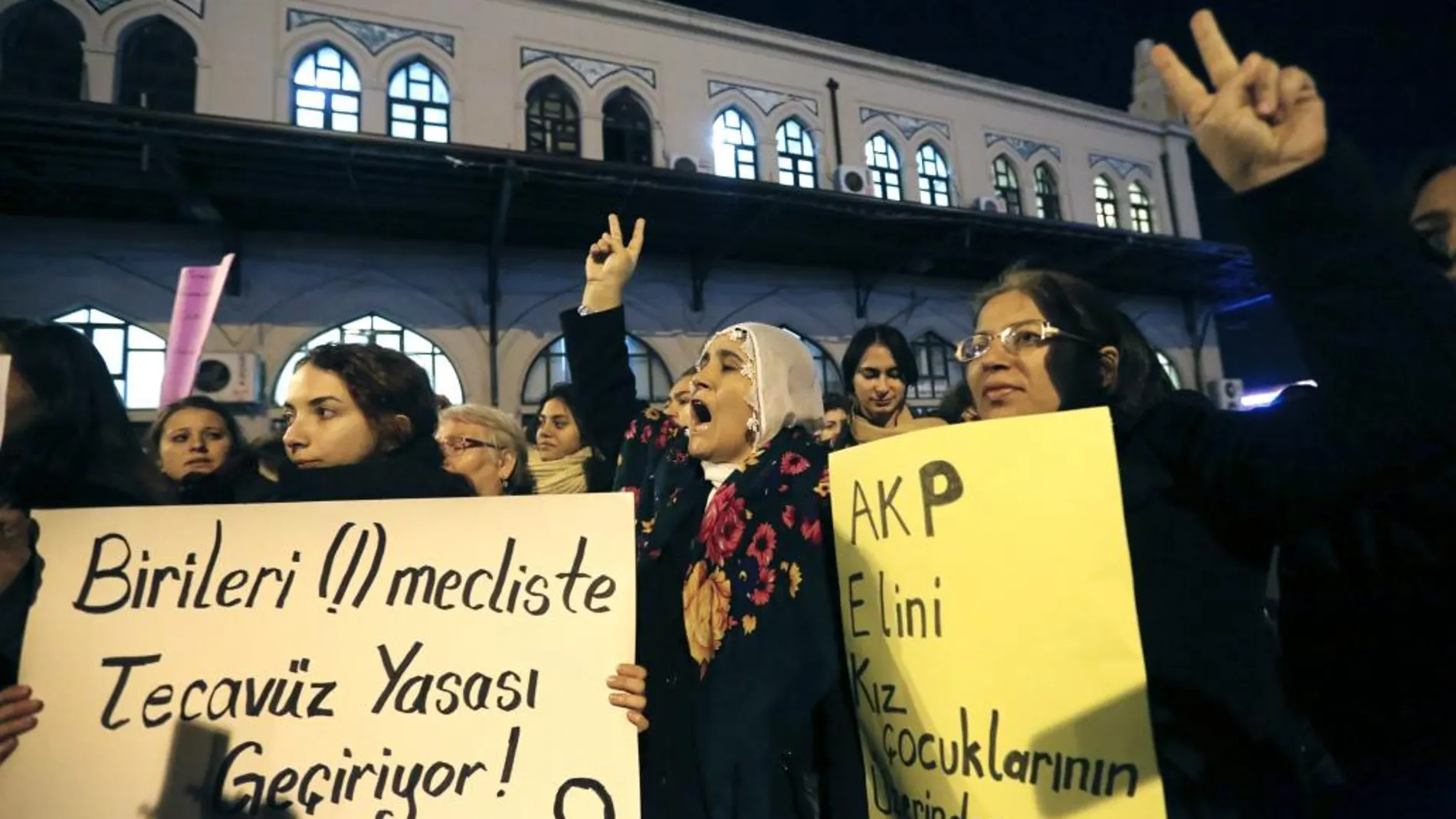 Varias mujeres manifiestan con pancartas en las que se puede leer 'AKP (el partido gobernante), quédate lejos de las niñas' en Estambul
