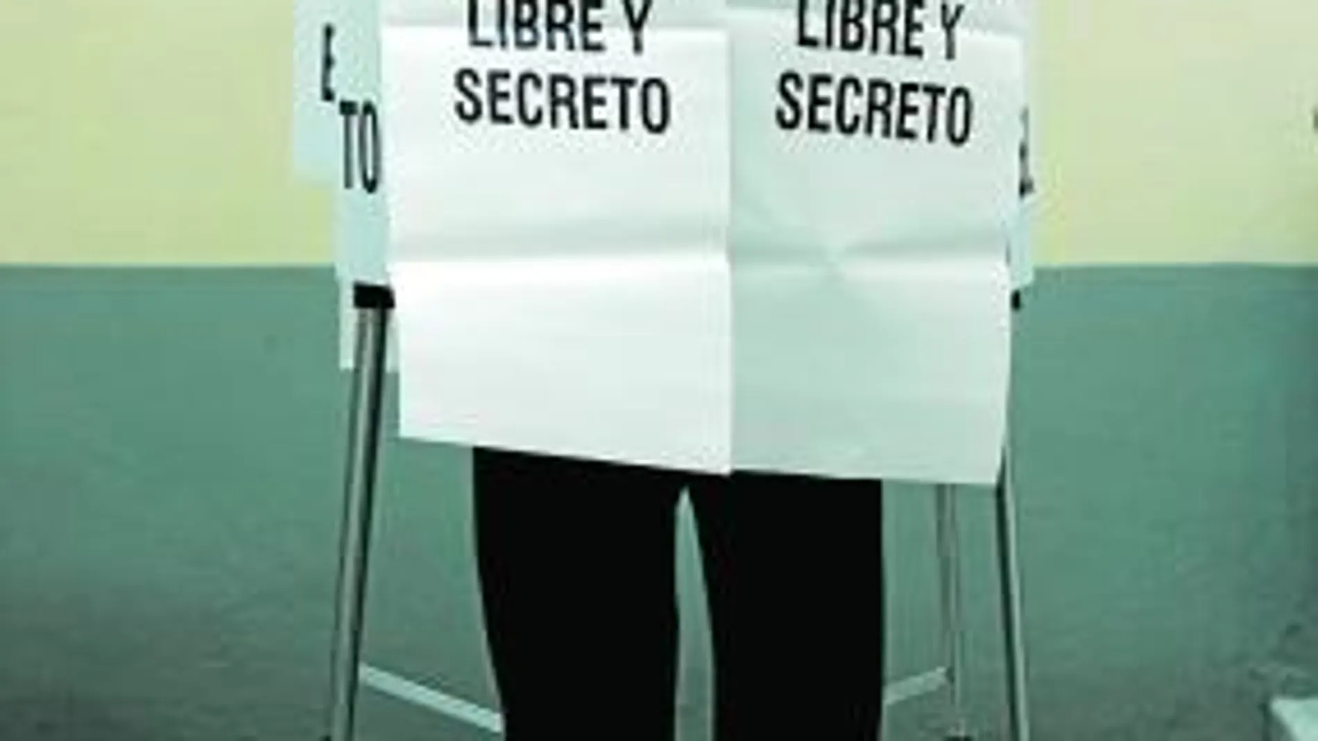 Un hombre vota, ayer, para elegir a su representante ante el Congreso
