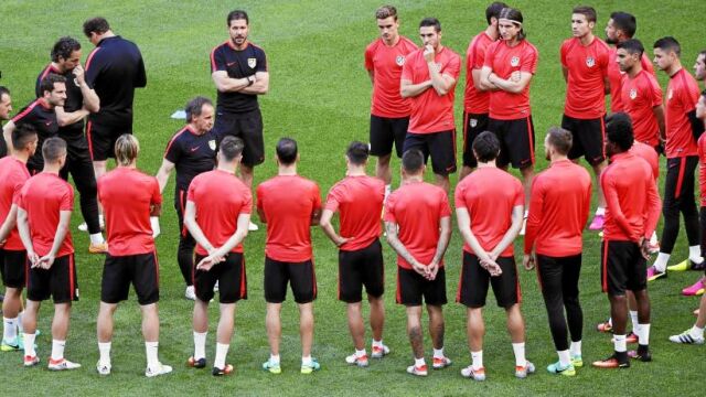 Los jugadores del Atlético de Madrid reciben las instrucciones del profe Ortega sobre el césped de San Siro