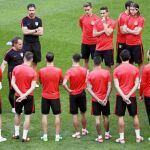 Los jugadores del Atlético de Madrid reciben las instrucciones del profe Ortega sobre el césped de San Siro