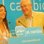 La portavoz del PP andaluz, Rosario Soto, junto al parlamentario Jaime Raynaud, en la sede regional de la formación en Sevilla