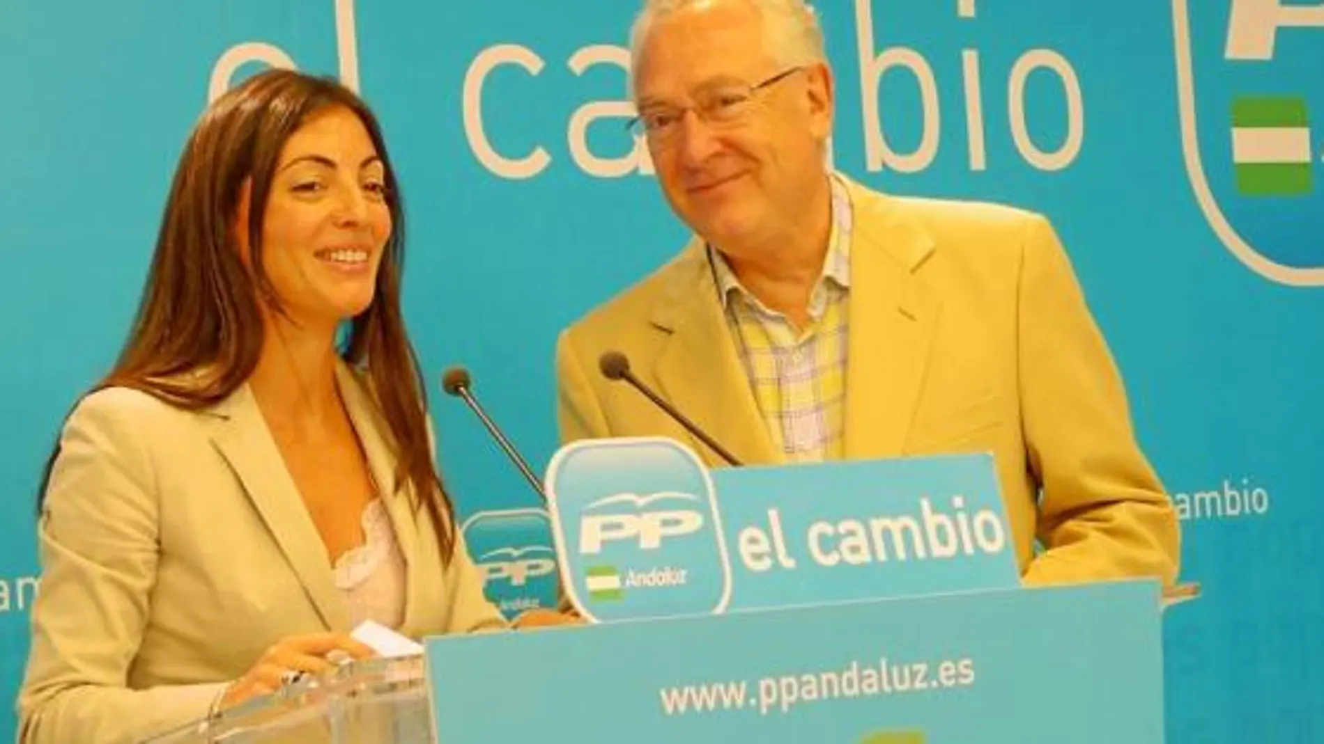 La portavoz del PP andaluz, Rosario Soto, junto al parlamentario Jaime Raynaud, en la sede regional de la formación en Sevilla