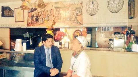 David Pérez, alcalde de Alcorcón, con Joaquina Benavente el pasado mes de enero tras salvar a un cliente con un derrame.
