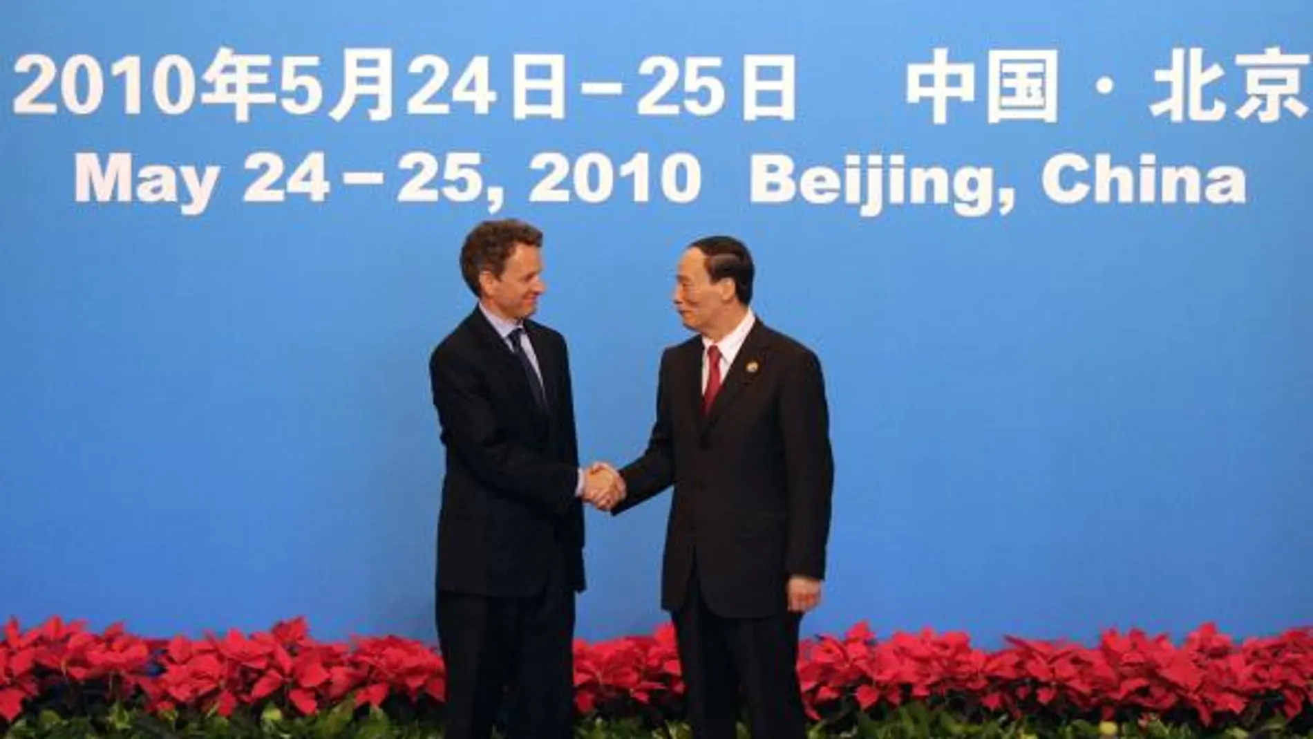 El secretario del Tesoro, Tim Geithner, saluda a Wang Qishan, viceprimer ministro del Consejo de Estado chino