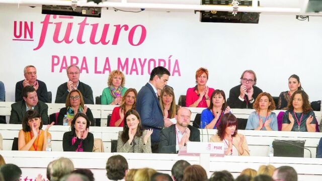Montón (tercera por la izquierda) aplaude a Pedro Sánchez en una de las reuniones celebradas los últimos días