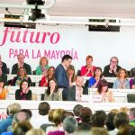 Montón (tercera por la izquierda) aplaude a Pedro Sánchez en una de las reuniones celebradas los últimos días