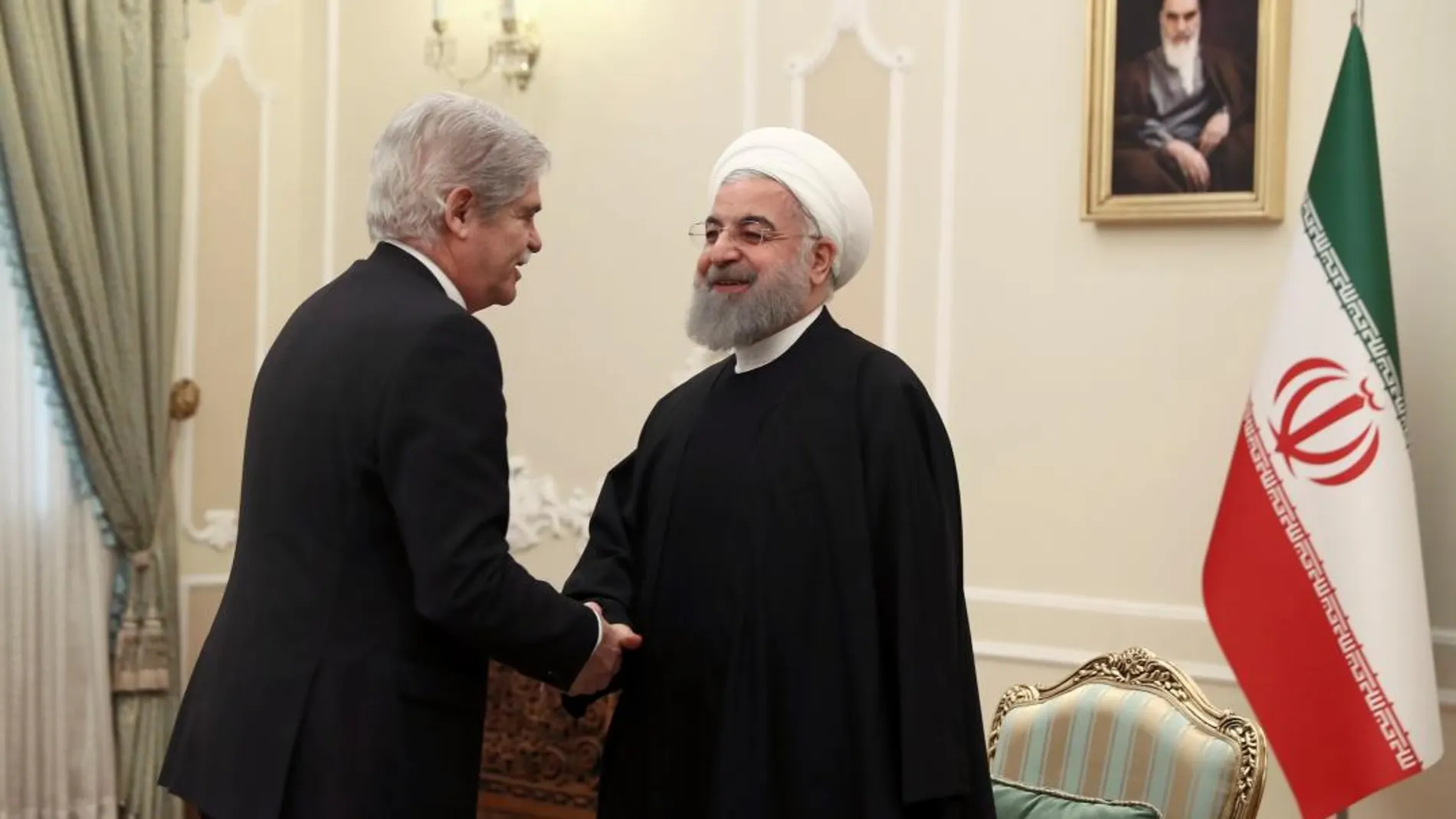 El ministro de Asuntos Exteriores, Alfonso Dastis, durante la entrevista que mantuvo hoy en Teheran con el presidente iraní, Hasán Rouhaní