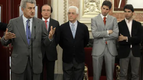 El pasado mes de marzo, representantes del mundo taurino entregan al Congreso las firmas de la ILP