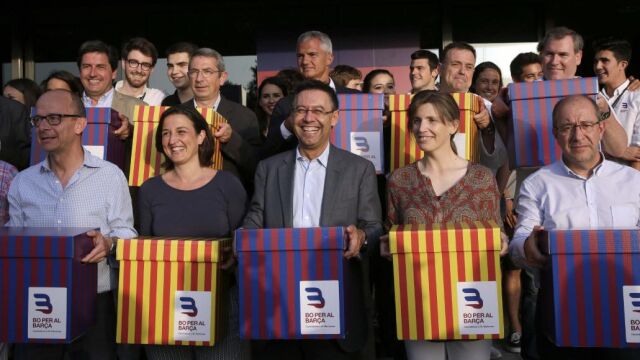 El candidato a la presidencia del FC Barcelona, Josep Maria Bartomeu (c), acompañado por los miembros al entregar las firmas