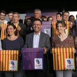 El candidato a la presidencia del FC Barcelona, Josep Maria Bartomeu (c), acompañado por los miembros al entregar las firmas