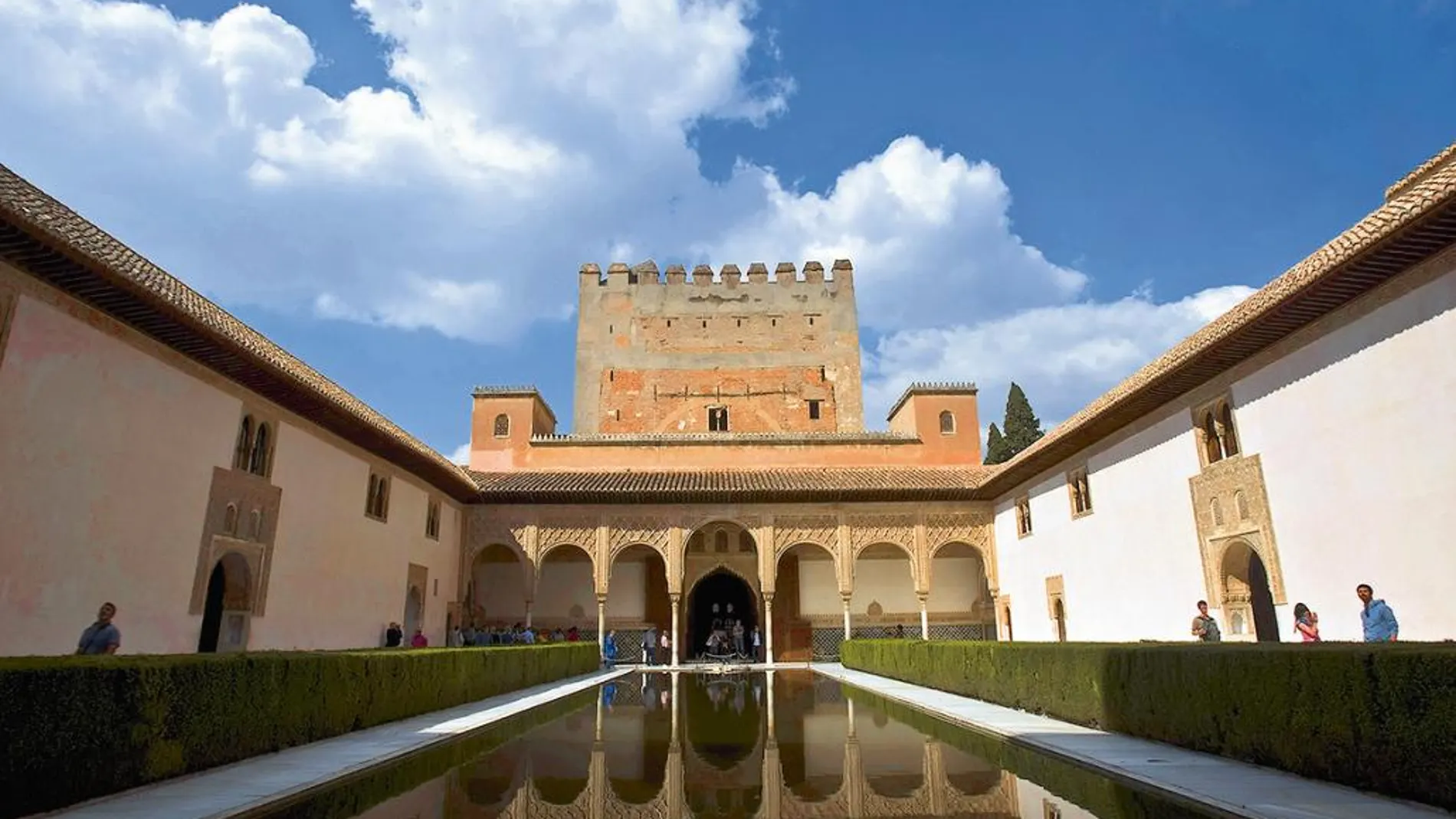 La Audiencia de Granada ha estimado el recurso de apelación interpuesto por la Junta de Andalucía y ha incluido un cuarto procesado en el llamado caso audioguías de la Alhambra