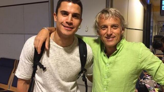 Álex González y Jesús Calleja en el aeropuerto de París