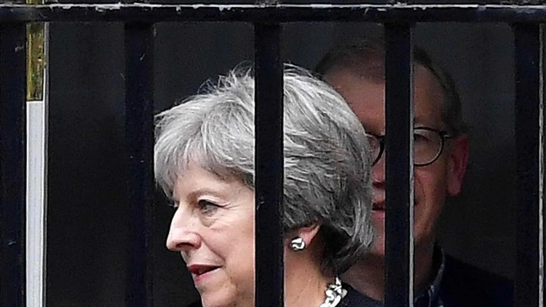 La primera ministra británica, Theresa May, y su marido Philip salen del número 10 de Downing Street, ayer