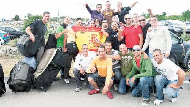 168 efectivos de tropa que hacen su instrucción en la academia de Hoyo celebraron en el exterior del cuartel que se les haya concedido un permiso ante el riesgo de contagio