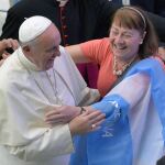 El Papa Francisco saluda a una mujer argentina