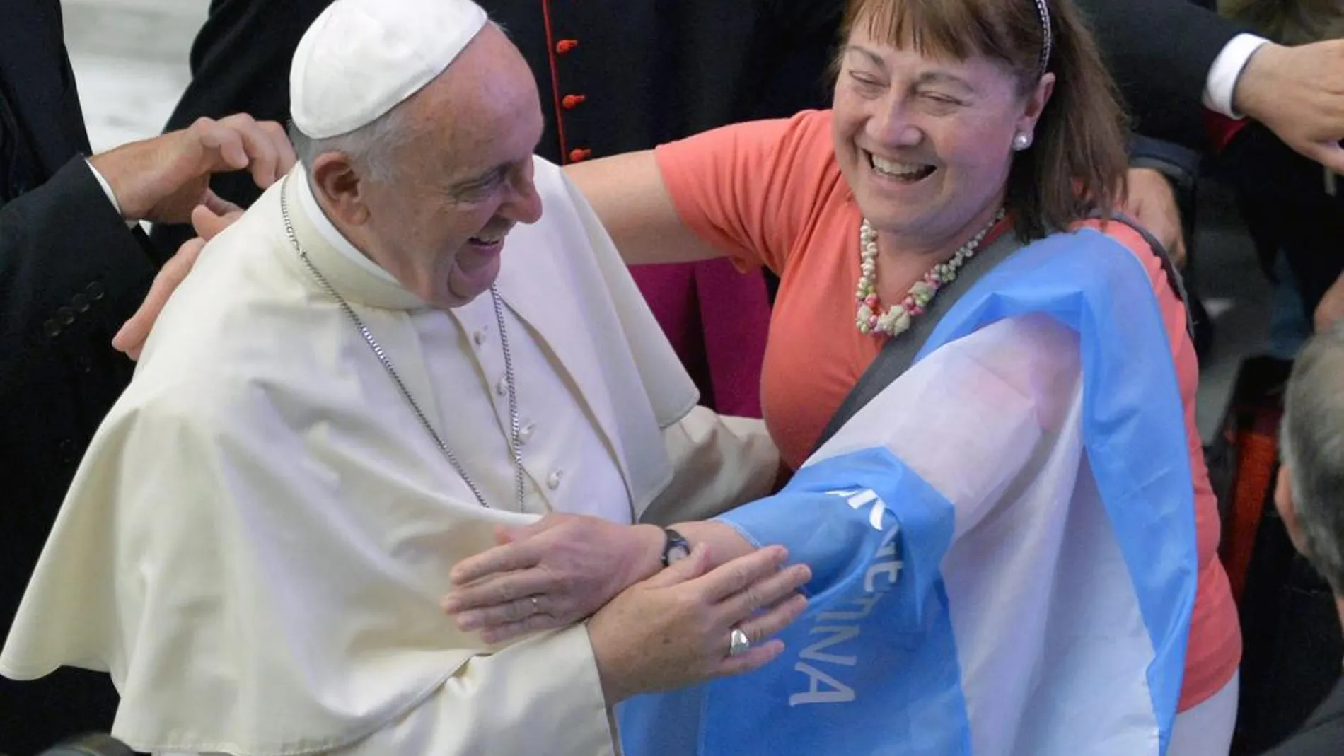 El Papa Francisco saluda a una mujer argentina
