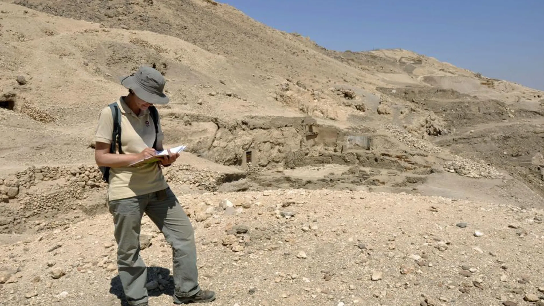 La arqueóloga y egiptóloga española María de los Ángeles Jiménez, en la necrópolis de Dra Abul Naga (la antigua Tebas) en Luxor, en Egipto, donde lleva a cabo un proyecto multidisciplinar. Este proyecto incluye el desarrollo de un innovador mapa que permita situar las tumbas con coordenadas UTM.