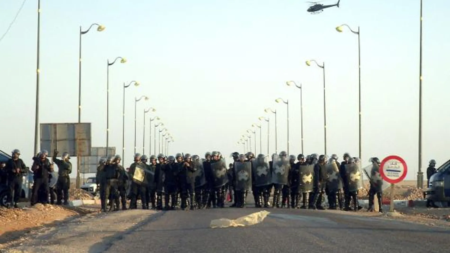 Policías antidisturbios marroquíes bloquean una calle de el Aaiún