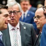 Alexis Tsipras conversa con el presidente de la CE, Jean-Claude Juncker, el presidente galo, Francois Hollande y el primer ministro belga, Charles Michel.