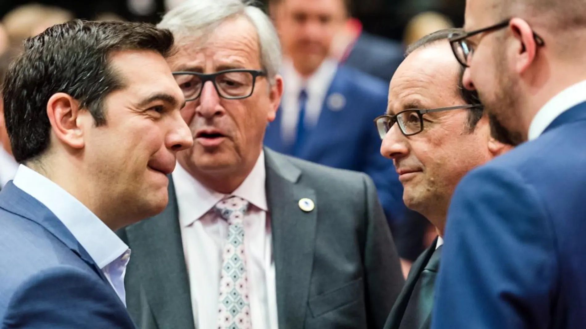 Alexis Tsipras conversa con el presidente de la CE, Jean-Claude Juncker, el presidente galo, Francois Hollande y el primer ministro belga, Charles Michel.