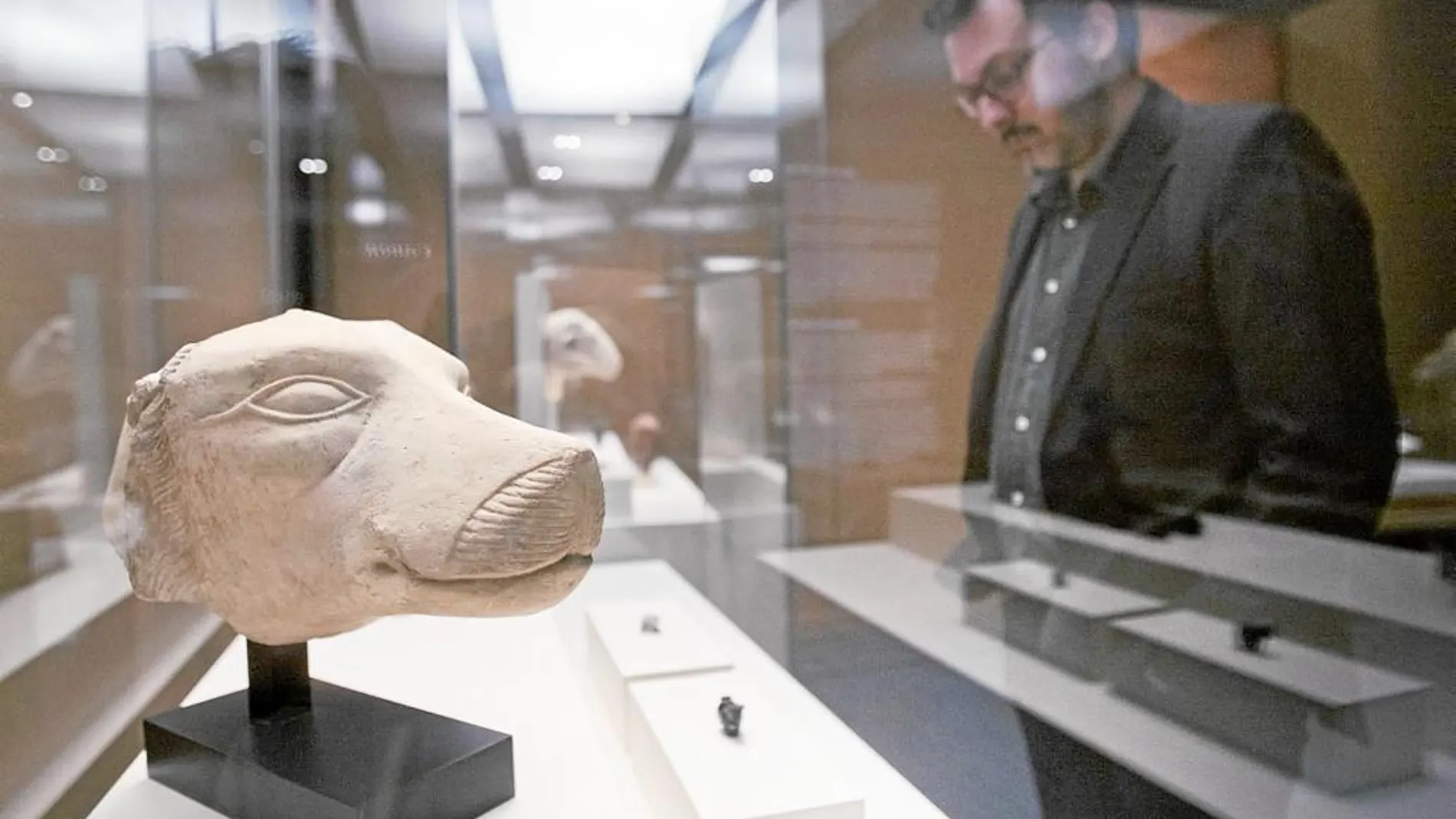 La exposición reúne un total de 400 piezas procedentes del Louvre, algunas tan insólitas como el grupo de babuinos del templo de Luxor