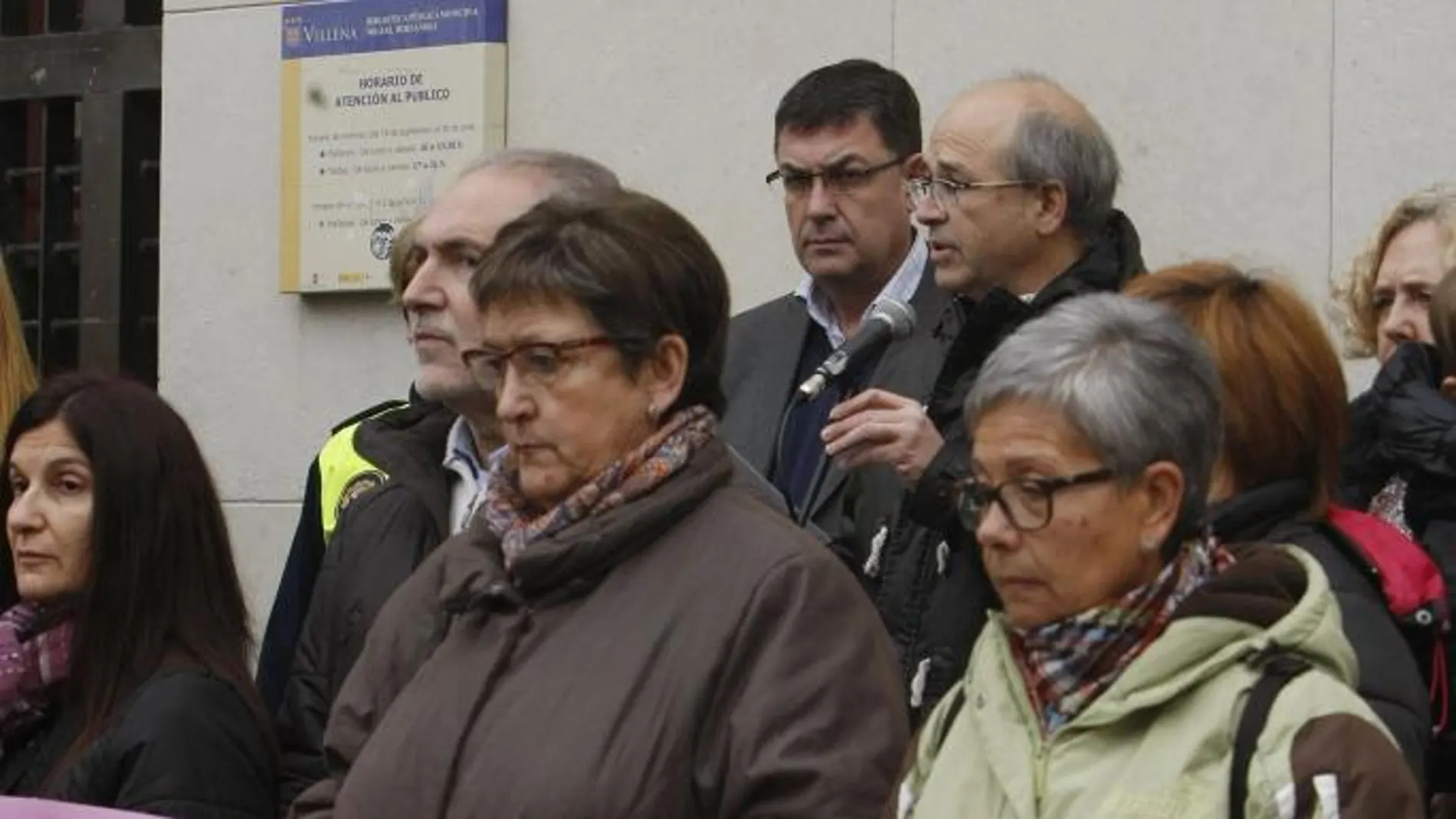 El Presidente de las Cortes Valencianas, Enric Morera (c), y el alcalde de Villena, Francisco Javier Esquembre, durante los 5 minutos de silencio por la última víctima de la violencia machista, una mujer vecina de la ciudad
