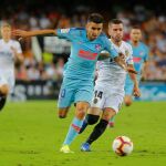 El atlético Correa lucha por un balón en presencia de Gayá del Valencia / Reuters