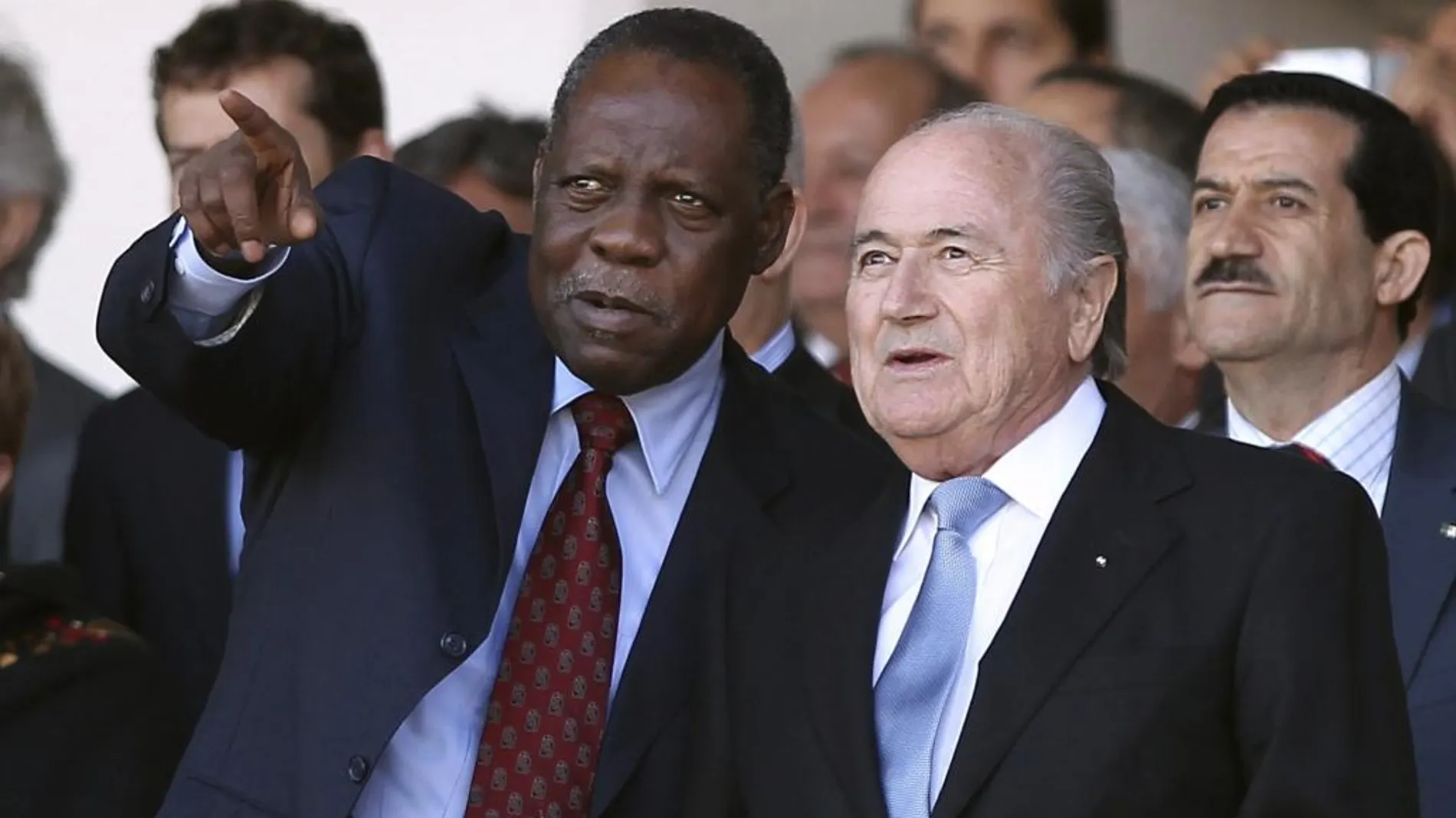 Fotografía de archivo tomada el 1 de mayo de 2012 muestra al presidente de la FIFA, Joseph Blatter (dcha), que conversa con el vicepresidente de la FIFA, Issa Hayatou (izda), durante la final de la Copa de Argelia en el estadio 5 Juillet en Argel (Argelia).