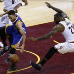 Stephen Curry (izquierda) ante LeBron James (dcha.).