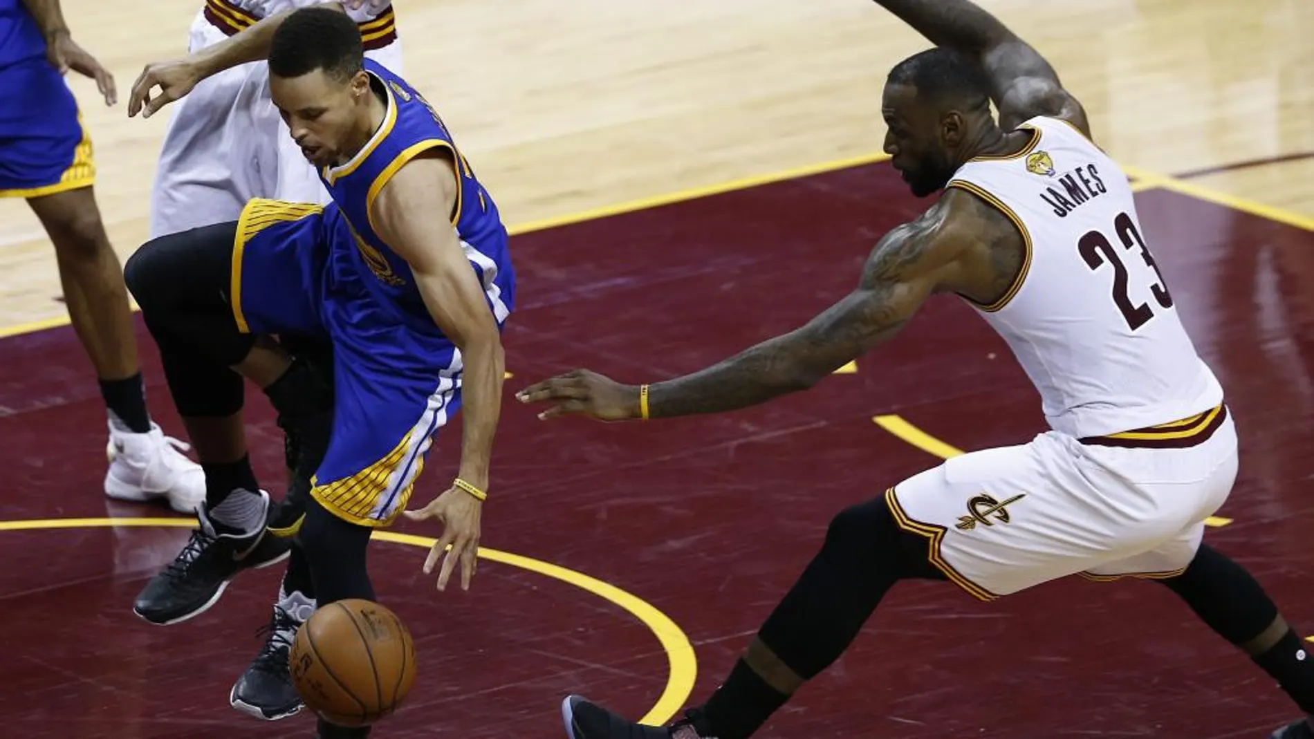 Stephen Curry (izquierda) ante LeBron James (dcha.).