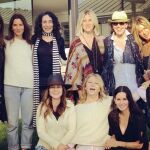 Jennifer Aniston posando junto a Courteney Cox y el resto de sus invitadas en Instagram