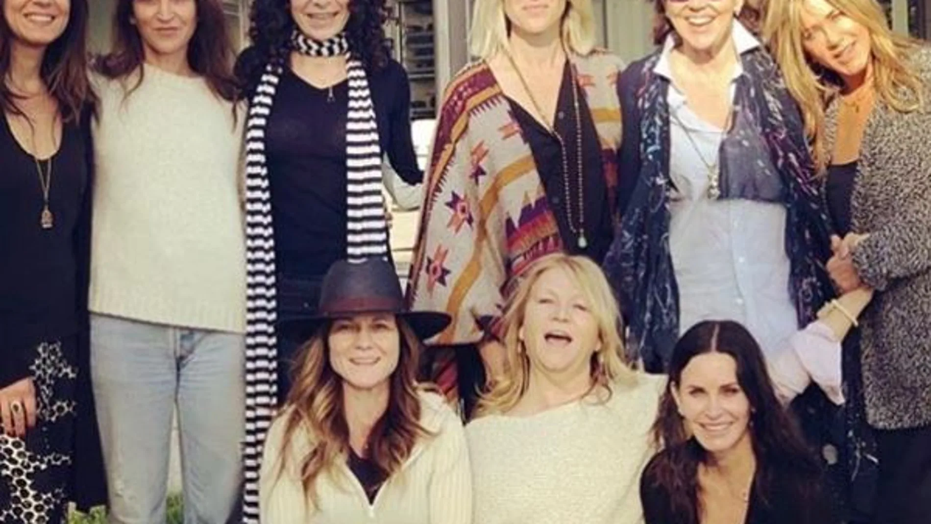 Jennifer Aniston posando junto a Courteney Cox y el resto de sus invitadas en Instagram