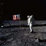 El primero en pisar la superficie lunar es Neil Armstrong y, poco después, lo hace Edwin Aldrin, mientras que Michael Collins permanece en la nave. En la foto, Aldrin posa para una fotografía junto a la bandera estadounidense, 20 de julio 1969.