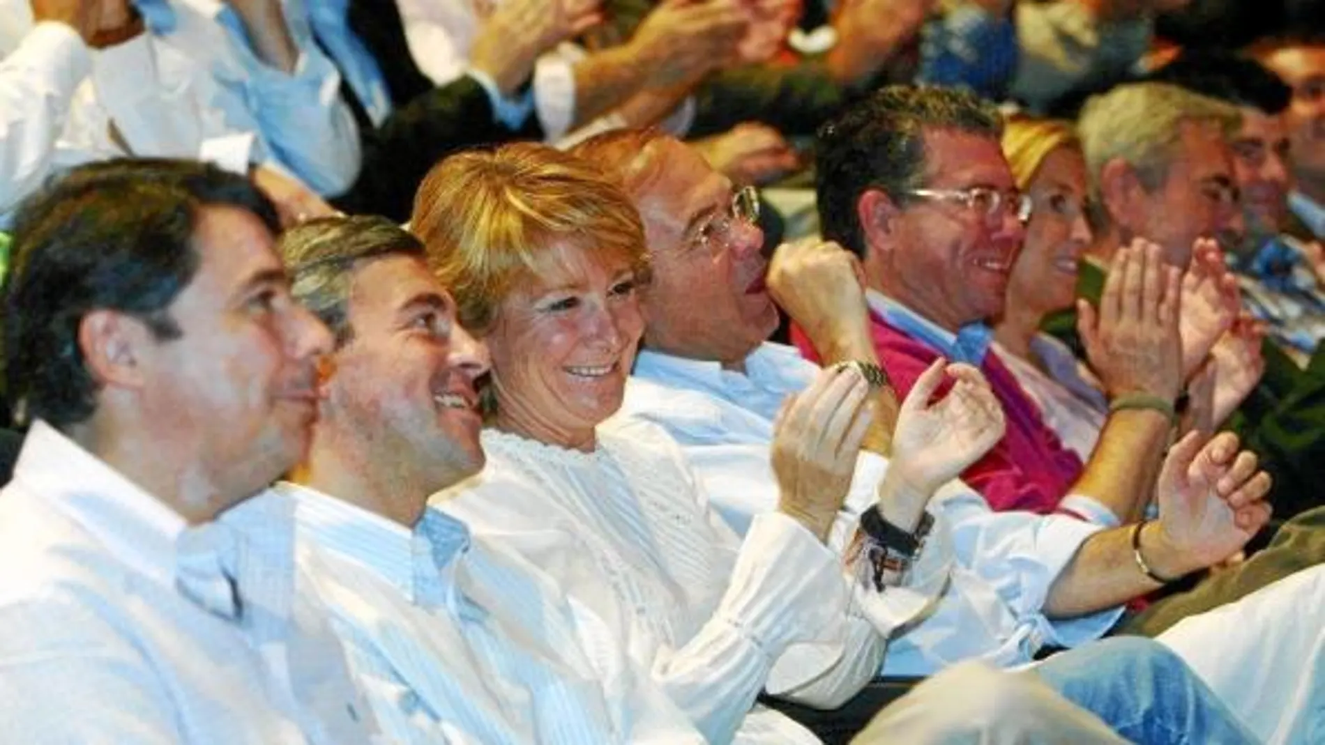 Aguirre arrasó en los últimos comicios en los que contó con el apoyo de ahora ex dirigentes del PP como Ángel Acebes. En la imagen, junto a González y García Escudero.