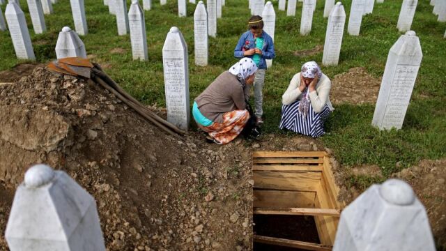 Familiares lloran a una de las víctimas recientemente identificadas de la matanza de Srebrenica en Potocari