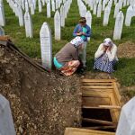 Familiares lloran a una de las víctimas recientemente identificadas de la matanza de Srebrenica en Potocari