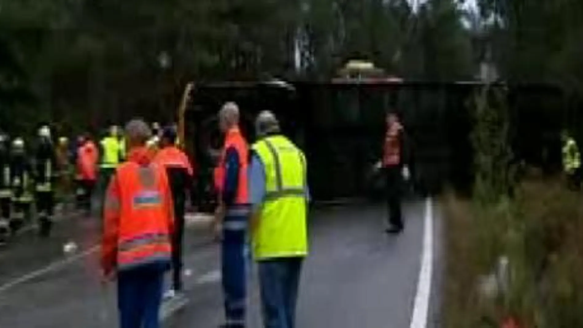 El accidente tuvo lugar a la altura del kilómetro 1,800 de la carretera EP-8001, entre las localidades pontevedresas de Catoira y Caldas de Reis