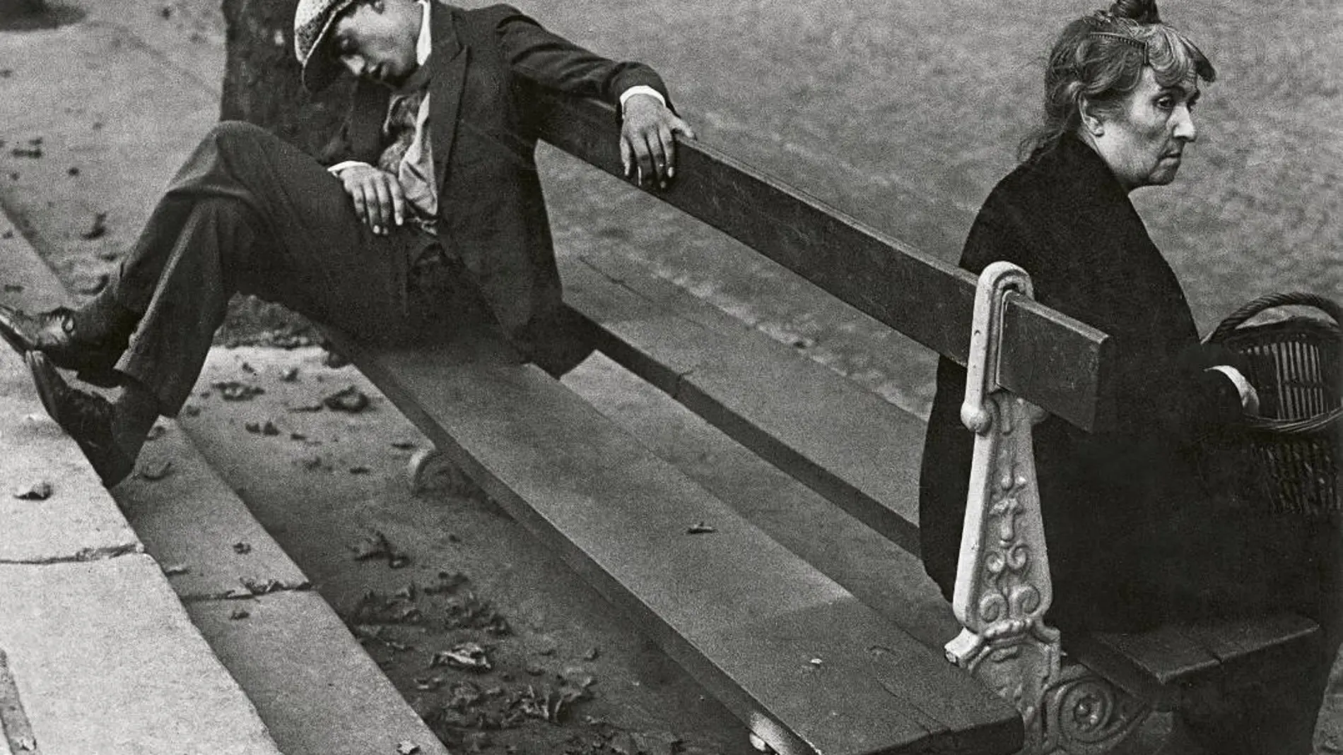 Un hombre durmiendo la siesta en Montmartre, una imagen de Brassaï de 1930