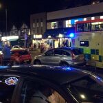 Efectivos de la Policía y otros servicios de emergencia se han desplazado hasta la calle Kingsbury en torno a las 21.45 hora local / Twitter