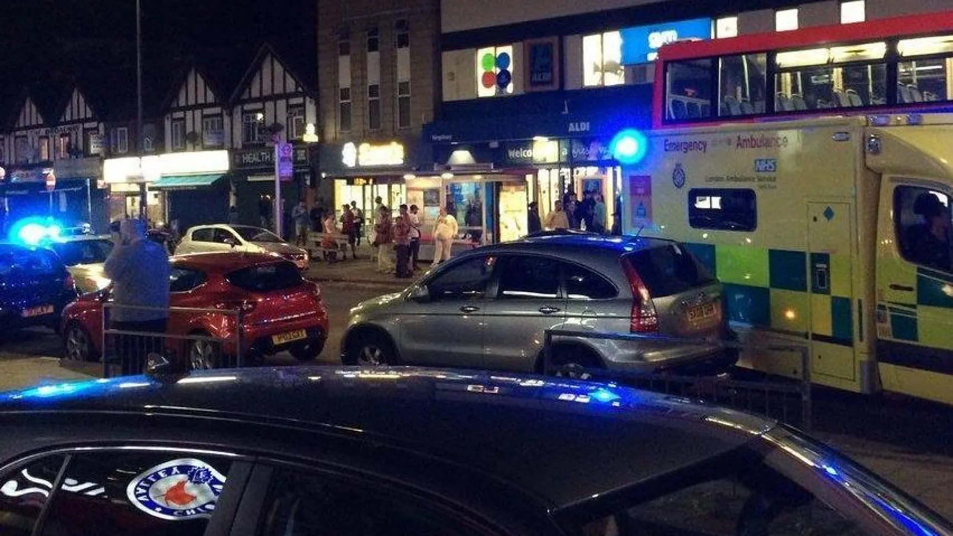 Efectivos de la Policía y otros servicios de emergencia se han desplazado hasta la calle Kingsbury en torno a las 21.45 hora local / Twitter