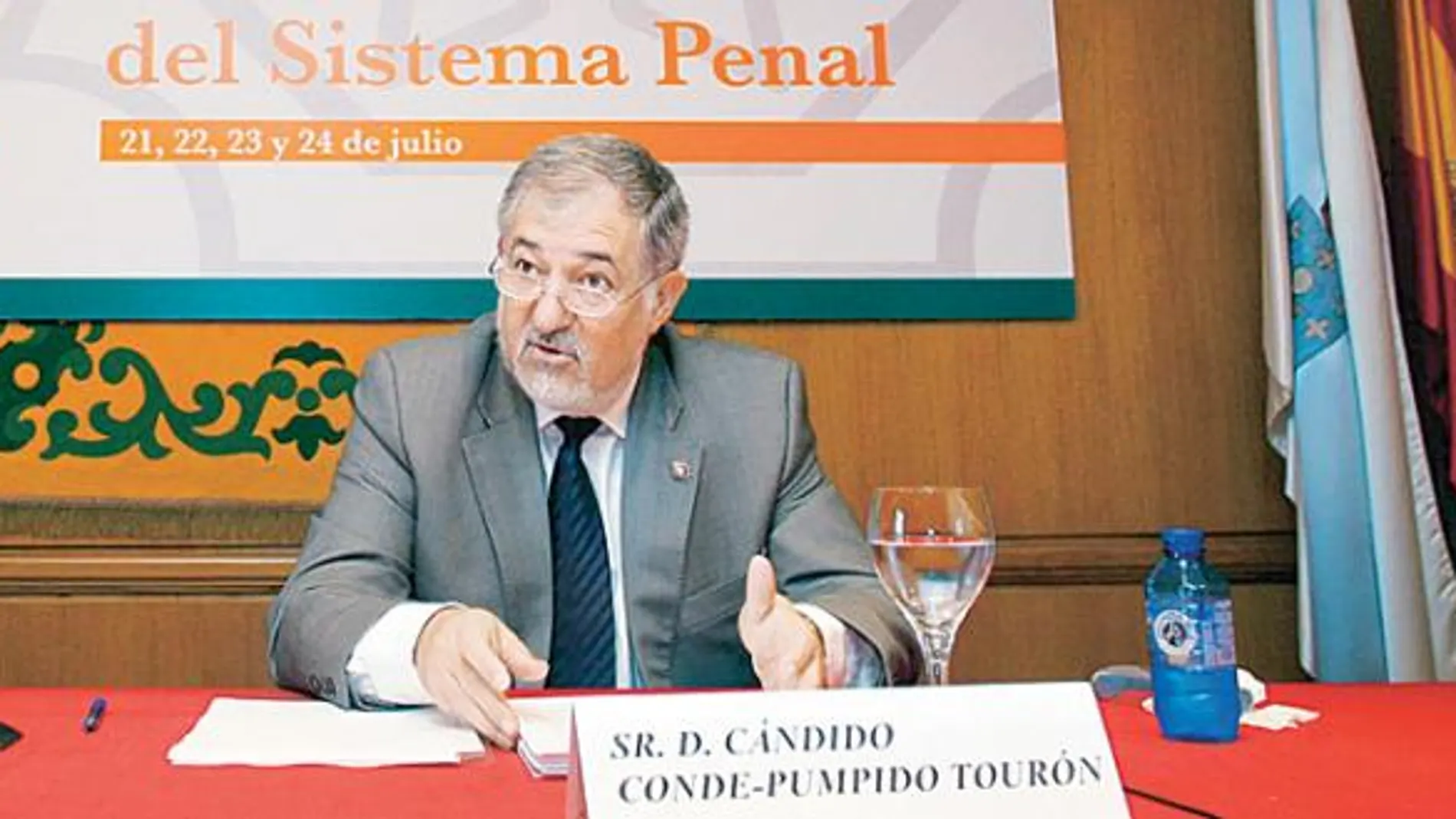 Conde-Pumpido, ayer, en la Escuela de Verano del Poder Judicial