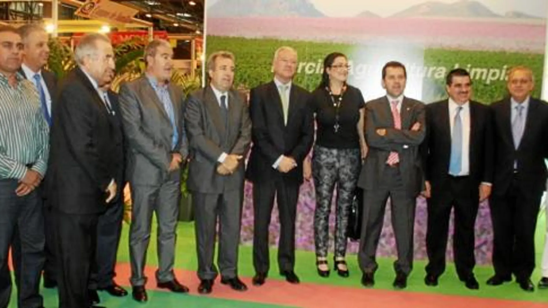 Antonio Cerdá y Ramón Luis Valcárcel (centro), junto a algunos representantes de las empresas murcianas que participan en la feria agrícola en Madrid
